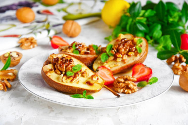 Запеченная груша в духовке с медом и орехами