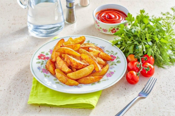 Жареная картошка с золотистой корочкой на сковороде