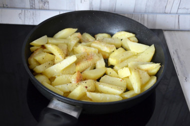 Жареная картошка с золотистой корочкой на сковороде