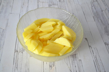 Жареная картошка с золотистой корочкой на сковороде