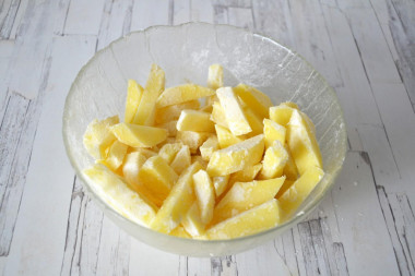 Жареная картошка с золотистой корочкой на сковороде