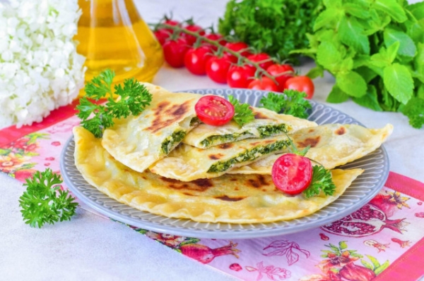 Азербайджанские кутабы с зеленью