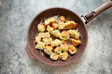 Брокколи в кляре на сковороде