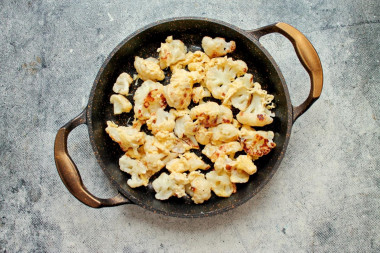 Цветная капуста с сыром на сковороде