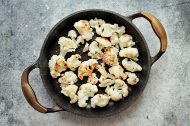 Цветная капуста с сыром на сковороде