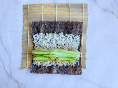 Японский рулет из риса и тунца