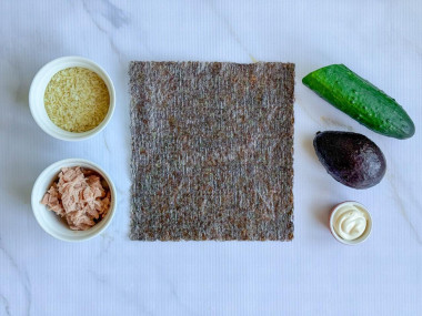 Японский рулет из риса и тунца