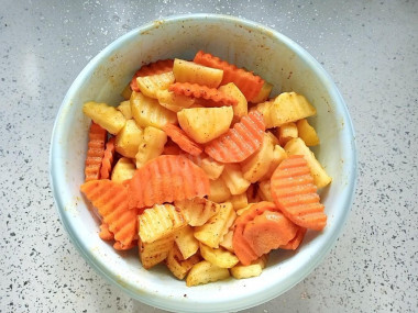 Карась запеченный с картошкой в духовке с майонезом