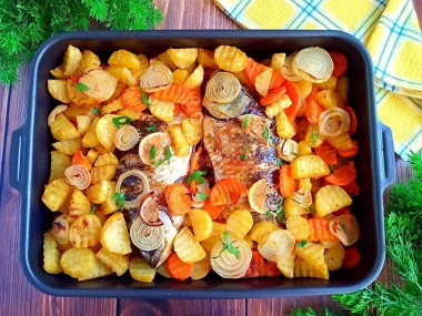 Карась запеченный с картошкой в духовке с майонезом