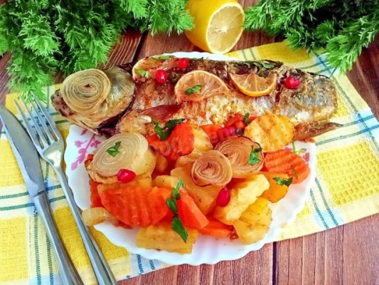 Карась запеченный с картошкой в духовке с майонезом