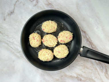 Котлеты из крабовых палочек с сыром