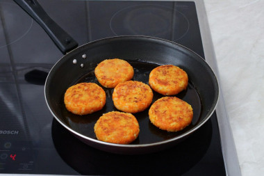 Котлеты из моркови на сковороде