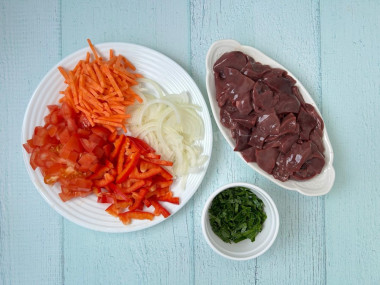 Куриная печень с помидорами