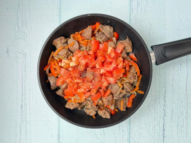 Куриная печень с помидорами