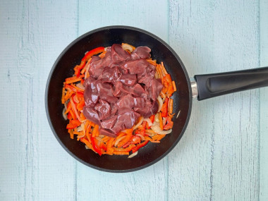 Куриная печень с помидорами