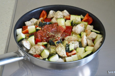 Овощное рагу с куриной грудкой и болгарским перцем