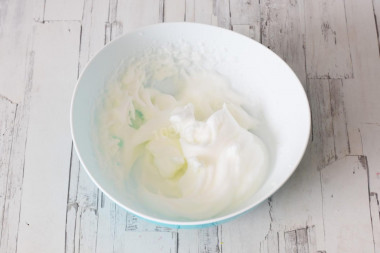 Пирог с клубникой и творогом