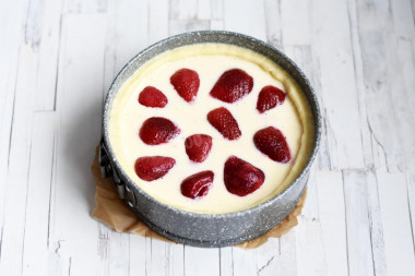 Пирог с клубникой в духовке