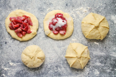 Пирожки с клубникой в духовке