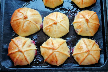 Пирожки с клубникой в духовке