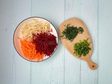 Салат со свеклой и яблоком