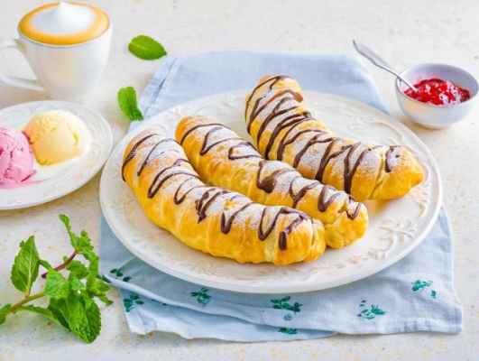 Слойки с бананом из слоеного теста