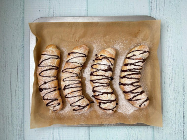 Слойки с бананом из слоеного теста