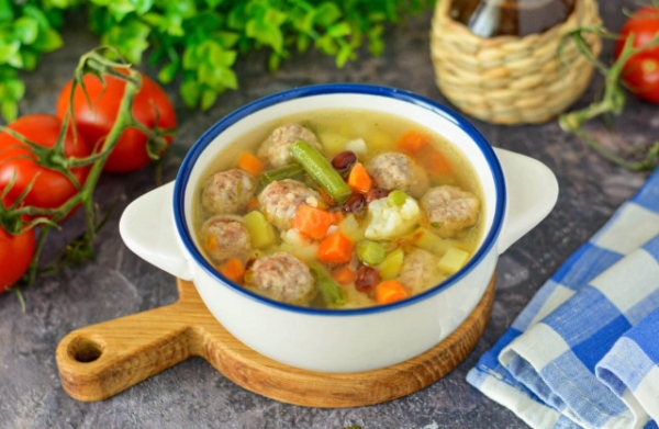 Суп из замороженных овощей с фрикадельками