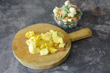 Суп из замороженных овощей с фрикадельками