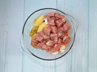 Свинина с картошкой и луком в духовке