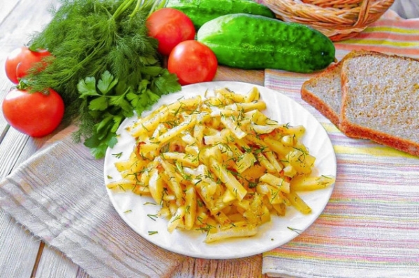 Жареная картошка с луком на сковороде