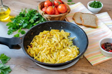 Жареная картошка с луком на сковороде