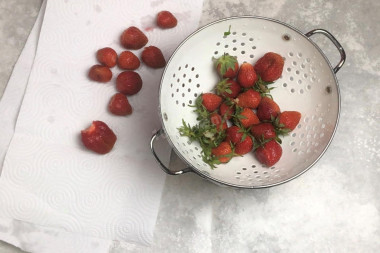 Домашнее мороженое с клубникой