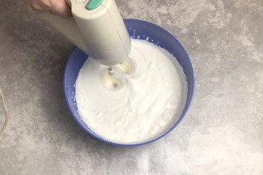 Домашнее мороженое с клубникой