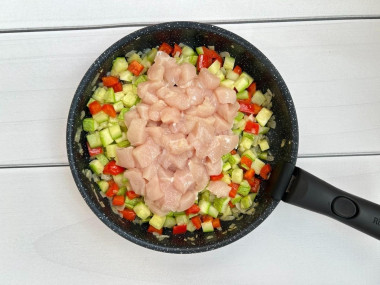 Курица с кабачками на сковороде