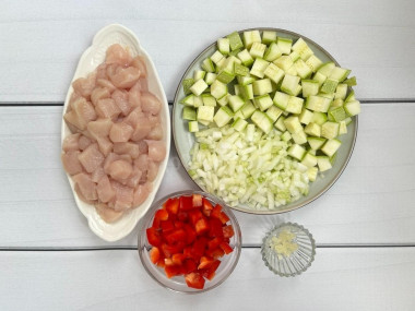Курица с кабачками на сковороде