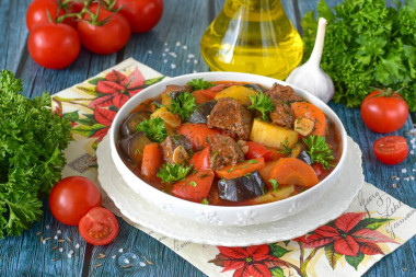 Мясо тушеное с баклажанами