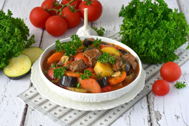 Мясо тушеное с баклажанами