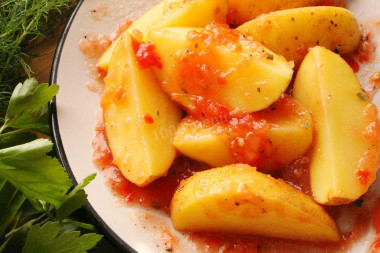 Молодая картошка в духовке дольками