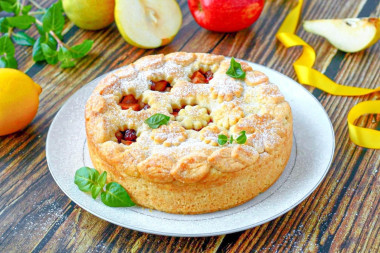 Песочный пирог с грушей и изюмом