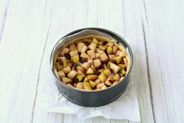 Песочный пирог с грушей и изюмом