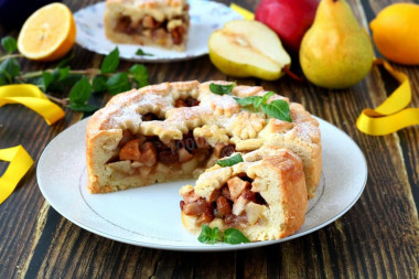 Песочный пирог с грушей и изюмом