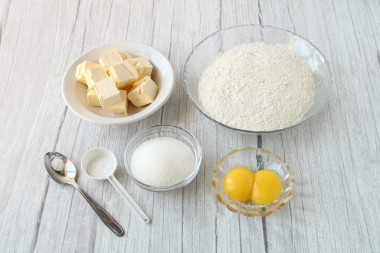 Песочный пирог с грушей и изюмом