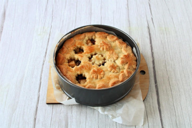 Песочный пирог с грушей и изюмом