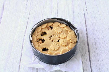 Песочный пирог с грушей и изюмом
