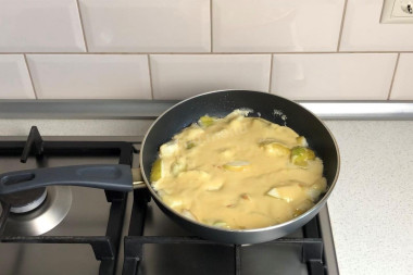 Пирог с яблоками на сковороде без духовки