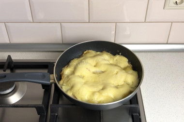 Пирог с яблоками на сковороде без духовки