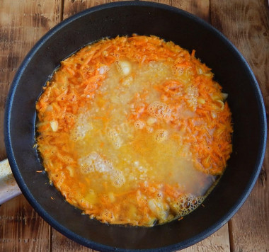 Рис на сковороде с луком и морковью