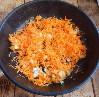 Рис на сковороде с луком и морковью