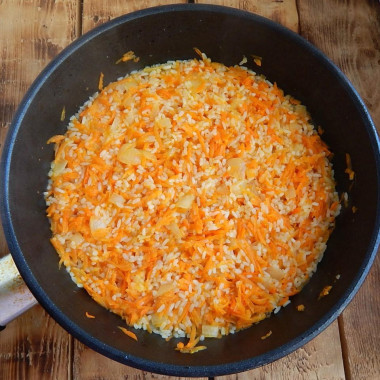 Рис на сковороде с луком и морковью